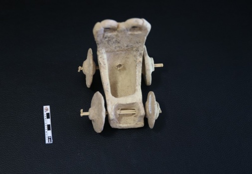 5 bin yıllık oyuncak araba bulundu