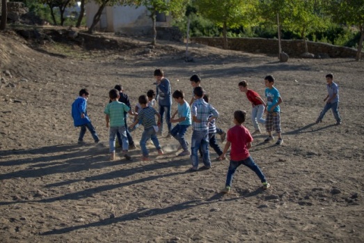 Köy çocuklarının futbol keyfi
