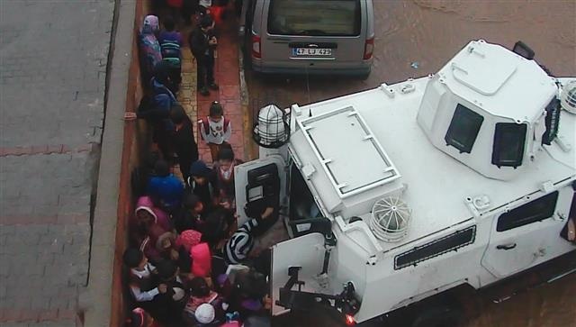 Yağmura Yakalanan Öğrencilere Zırhlı Taşıma