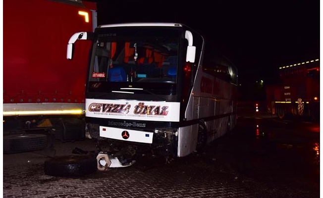 Bilecik'te yolcu otobüsü tıra çarptı: 17 yaralı