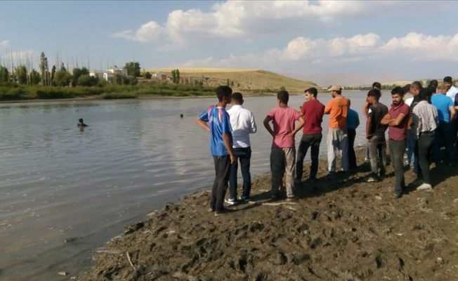 Murat Nehrine giren 4 çocuk boğuldu