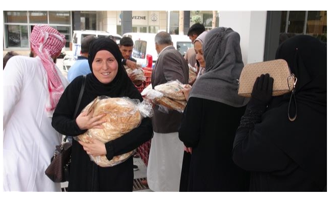 Sınır hattındaki Suriyeli ailelere ekmek yardımı