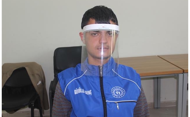 Suruç'ta gönüllü gençler korumalı maske üretiyor