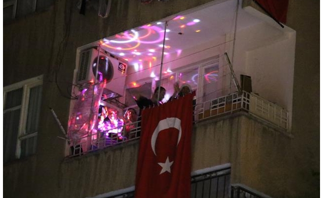 Urfalı çocuklar İstiklal Marşını Balkonlardan Söyledi