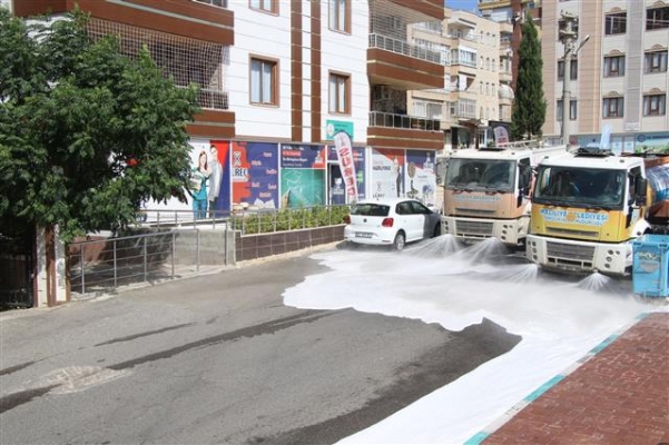Haliliye’de cadde ve sokaklar dezenfekte ediliyor