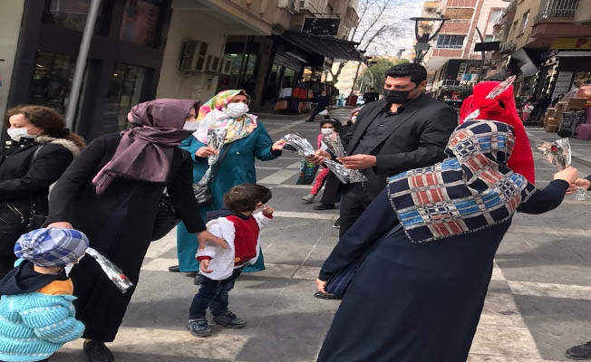 Şanlıurfa'da mahalle muhtarı kadın vatandaşlara karanfil dağıttı