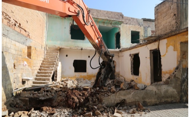 Haliliye’de riskli ve metruk yapılar yıkılıyor