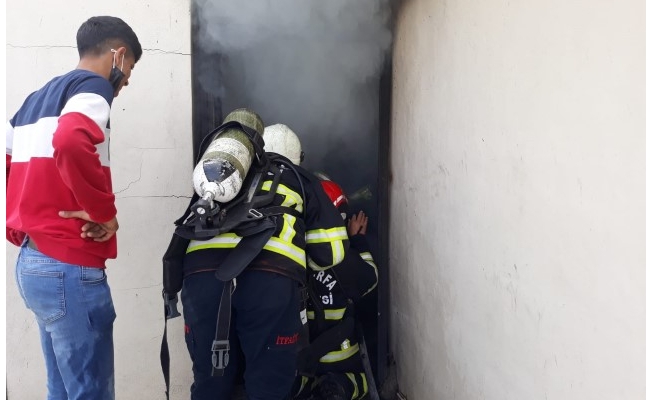 Şanlıurfa'da  evde çıkan yangında 2 kişi dumandan etkilendi