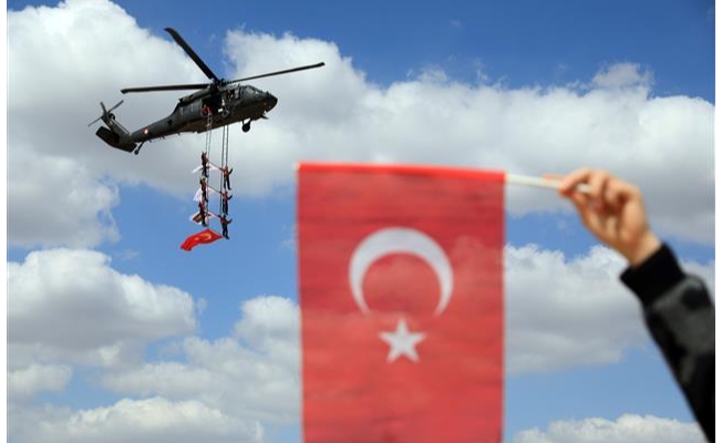 Solo Türk ve JÖAK Üzüm Salkımından Muhteşem Gösteri