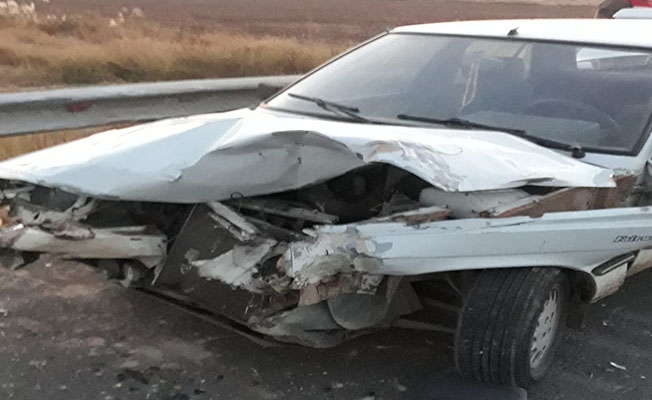 Şanlıurfa'da otomobil bariyerlere çarptı: 5 yaralı