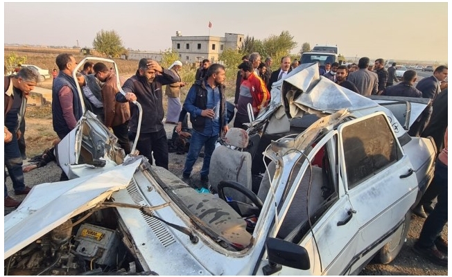 Şanlıurfa'da tır otomobile çarptı: 5 kişi yaralandı