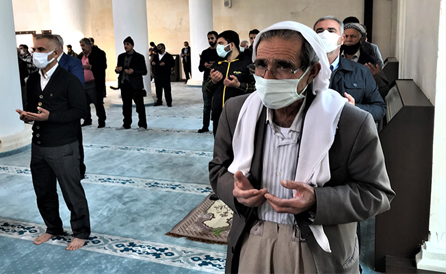 Şanlıurfa'da kuraklığa karşı camilerde yağmur duası edildi