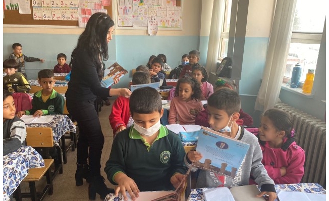 Şanlıurfa’daki okullarda kahke ve patpat dergileri dağıtıldı