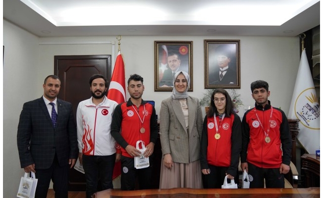 Türkiye Şampiyonları Başkan Çakmak'ı ziyaret etti