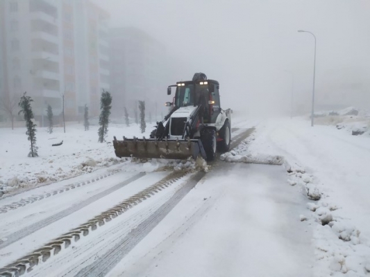 Karaköprü'de karla mücadele çalışmaları sürüyor