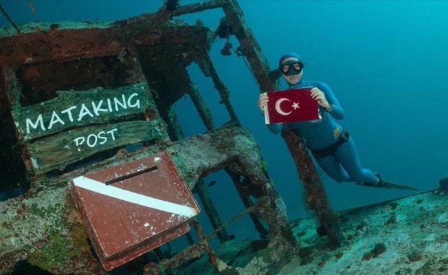 Erdoğan'a denizin altından kartpostal gönderdi