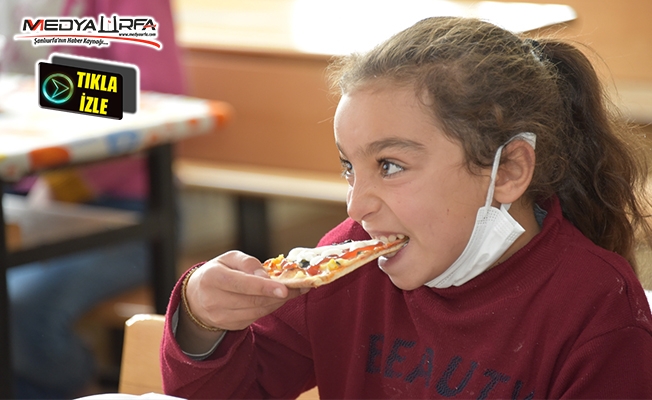 Şanlıurfa'da köy okulundaki öğrencilere pizza ikram edildi