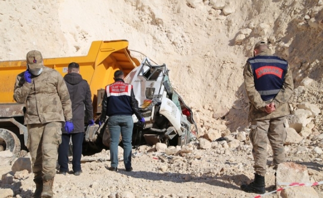 Şanlıurfa'da uçurumdan düşen kamyonun şoförü öldü