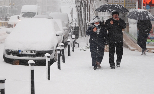 Bolu'da kar yağışı etkili oluyor