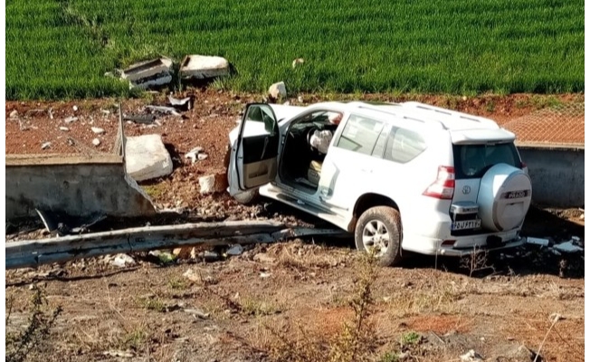 Şanlıurfa'da bariyerlere çarpan otomobildeki 4 İranlı yaralandı