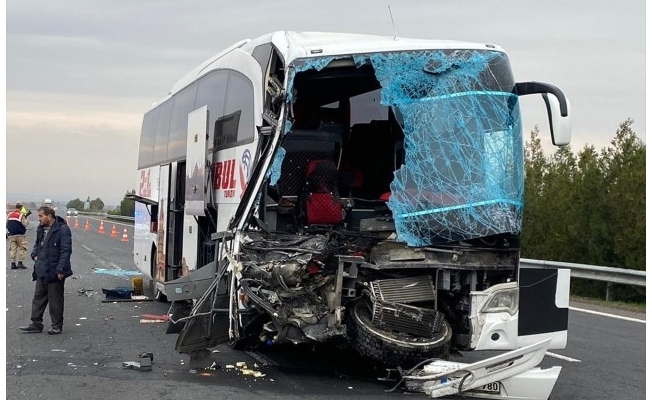 Şanlıurfa'da tırla çarpışan yolcu otobüsündeki 10 kişi yaralandı