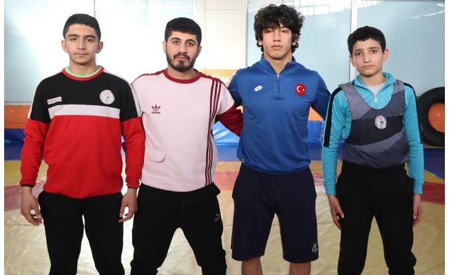 Şanlıurfa'da yetiştiği salondaki sporculara tecrübelerini aktarıyor