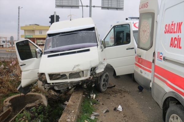 Şanlıurfa yolcu minibüsüyle otomobil çarpıştı: 1 yaralı