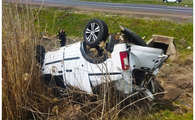 Şanlıurfa'da şarampole hafif ticari aracın sürücüsü yaralandı