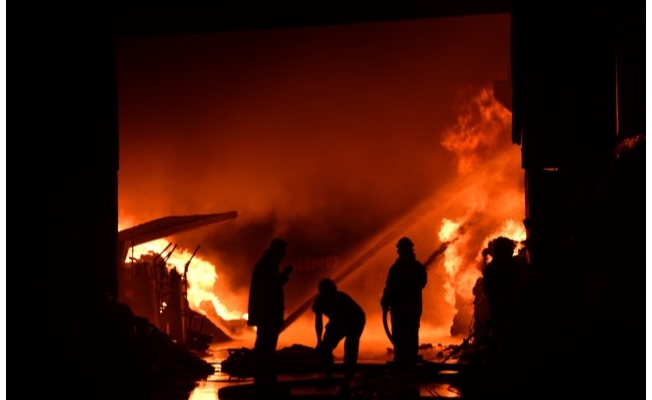 Gaziantep'te çıkan yangına müdahale ediliyor