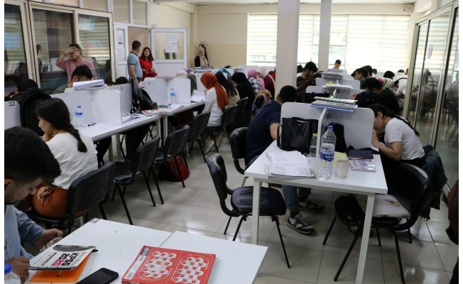 Sınavlara Büyükşehir’in gençlik merkezinde hazırlanıyorlar