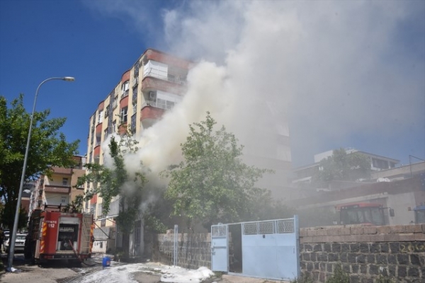 Siverek'te bir evin çatısında çıkan yangın söndürüldü