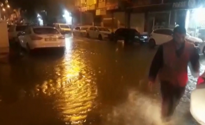 Viranşehir'de şiddetli yağmur hayatı olumsuz etkiledi