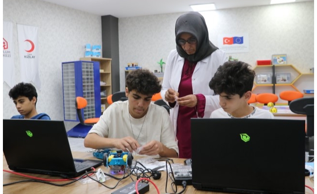Karaköprü'de gençler robotik kodlama eğitimi alıyor