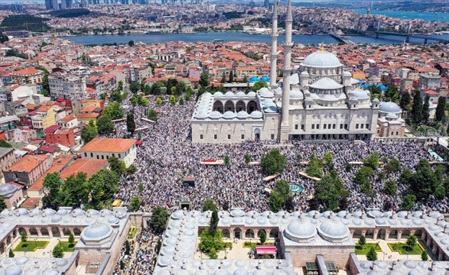 Ustaosmanoğlu'nu son yolculuğuna on binler uğurladı