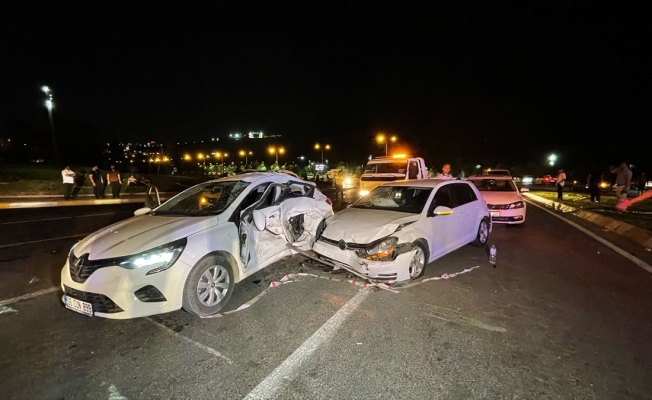 Şanlıurfa'da 4 aracın karıştığı zincirleme kazada 8 kişi yaralandı
