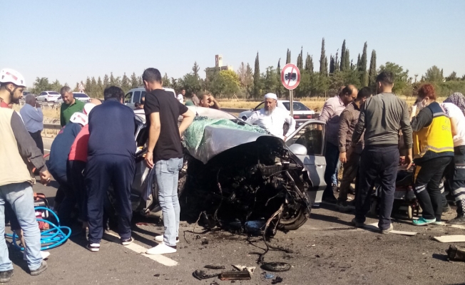 Şanlıurfa'da direğe çarpan otomobildeki 3 kişi öldü, 1 kişi yaralandı