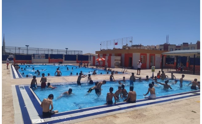 Gençlerin uğrak noktası Büyükşehir'in yüzme havuzları oldu