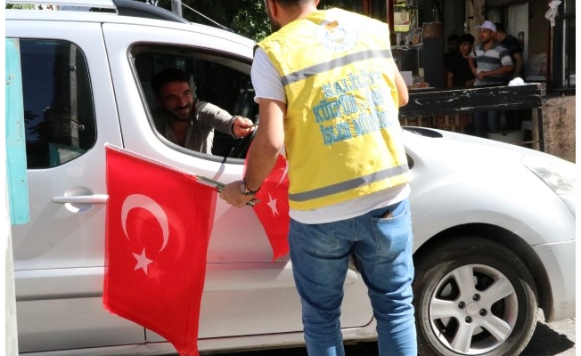 Haliliye'de esnaf ve vatandaşlara Türk bayrağı dağıtıldı