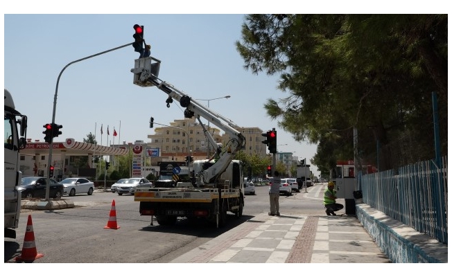 Akçakale ve Harran'da trafik ikaz lambaları yenilendi