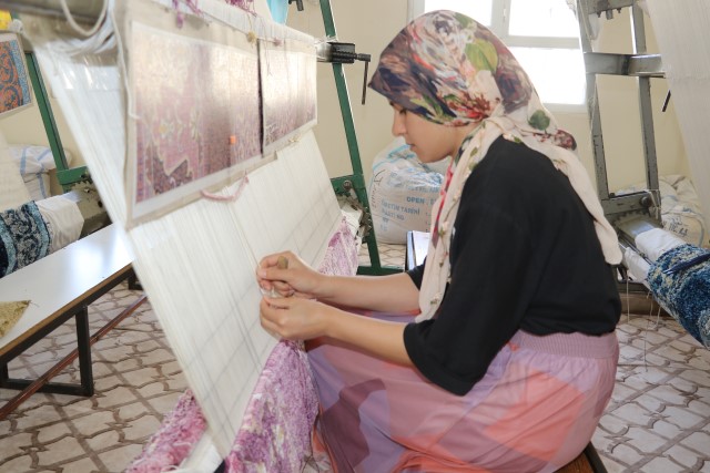 Karaköprü Kırsalında Kadınlar El Emeği Halılar Üretiyor