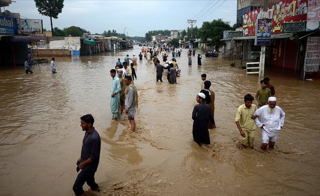 Pakistan'da 1033 kişi hayatını kaybetti