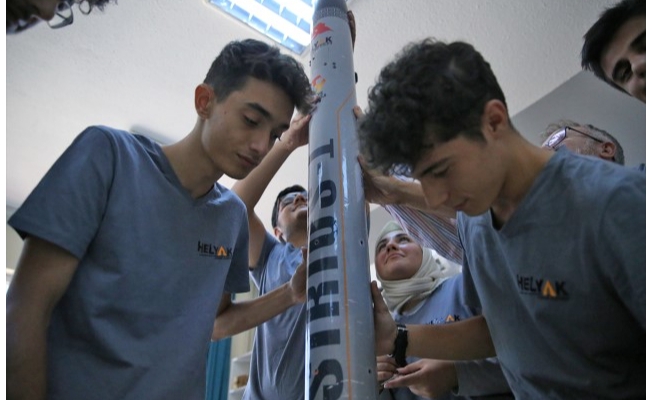 Şanlıurfalı öğrenciler tasarladıkları roketi fırlatılmaya hazırlanıyor