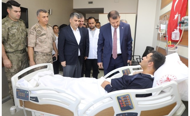 Vali Ayhan yaralı askerleri ziyaret etti