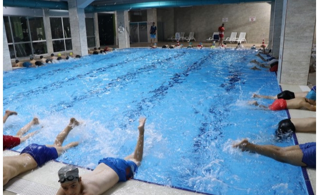 Yüzme öğrenen çocuklar Canpolat’a teşekkür ediyor