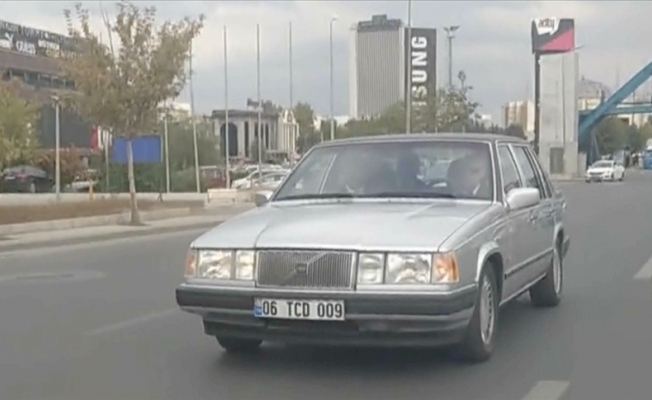 Klasik otomobiliyle Ankara'yı turladı