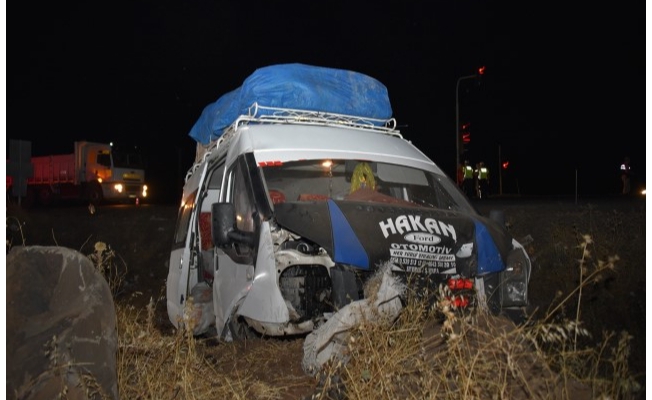 Şanlıurfa'da minibüs ile otomobil çarpıştı: 16 kişi yaralandı