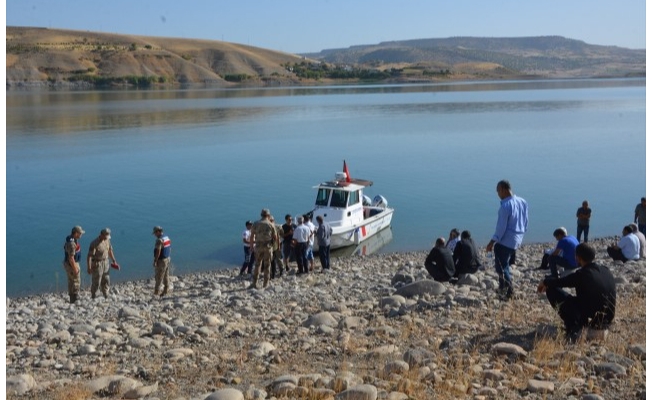 Şanlıurfa'da zıpkınla balık avlamak için gölete giren lise müdürü boğuldu