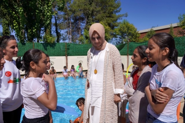 Siverek'te kız çocukları olimpik havuzda yüzme öğreniyor