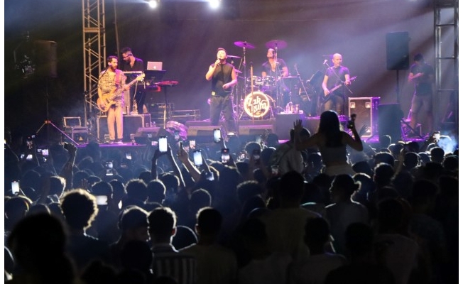 Zakkum grubu, sevilen şarkılarını Urfa’da seslendirdi