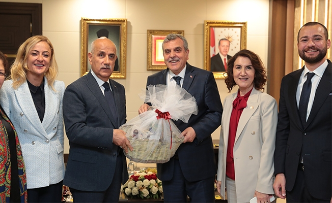 Bakan Kirişçi, Başkan Beyazgül'ü Ziyaret Etti